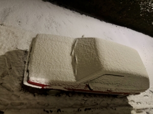 Oldtimer-Golf im Winter am Stellplatz hinter dem Haus